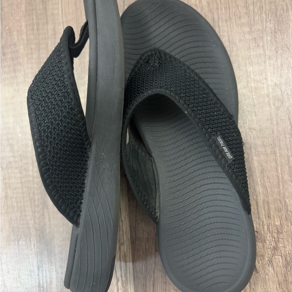 Dream Pairs Black Flip Flops - Picture 2 of 3
